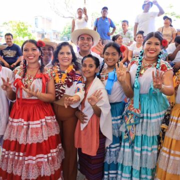 Lleva Laura Estrada y Antonino Morales el mensaje de esperanza a pueblos de la Costa