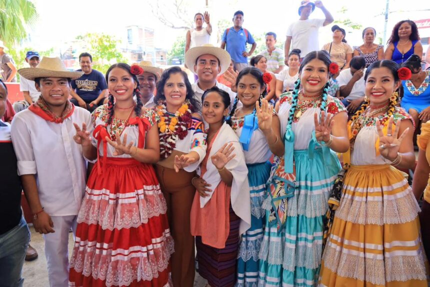 Lleva Laura Estrada y Antonino Morales el mensaje de esperanza a pueblos de la Costa