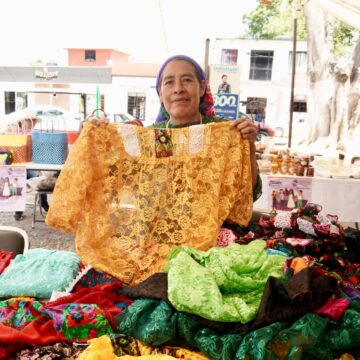 Mujeres emprendedoras y artesanas expenden sus productos en Jornada Naranja