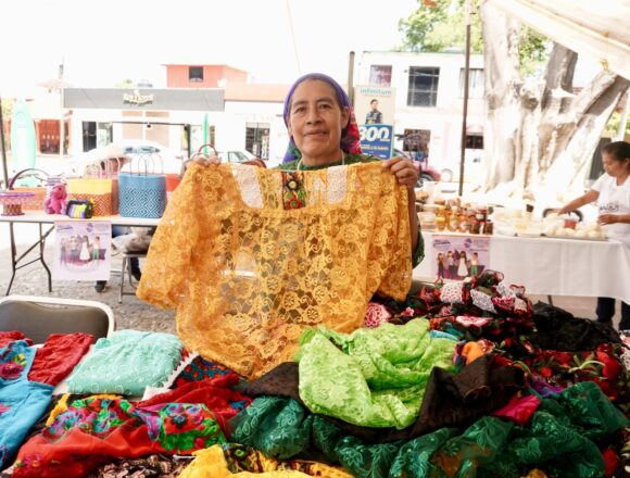 Mujeres emprendedoras y artesanas expenden sus productos en Jornada Naranja