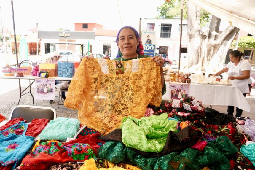 Mujeres emprendedoras y artesanas expenden sus productos en Jornada Naranja