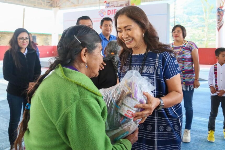 Continúa la entrega de apoyos por parte del DIF Oaxaca en la Sierra de Flores Magón