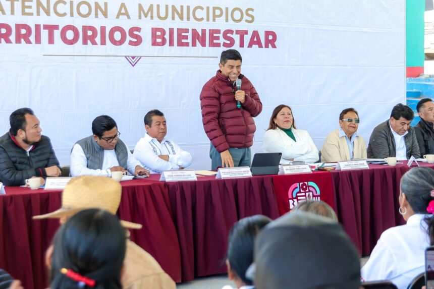 Refrenda Salomón Jara compromiso para sacar de la pobreza a Santa María Ixcatlán