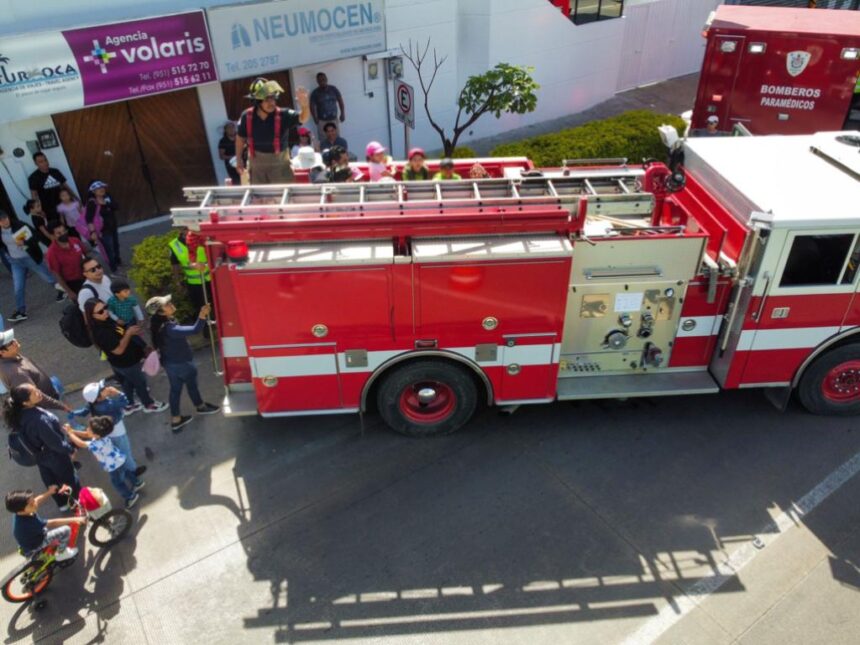 Interactúa Heroico Cuerpo de Bomberos con niñas y niños oaxaqueños