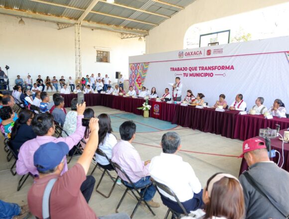 Refrenda Salomón Jara compromiso con personas productoras de Santa Catarina Tayata