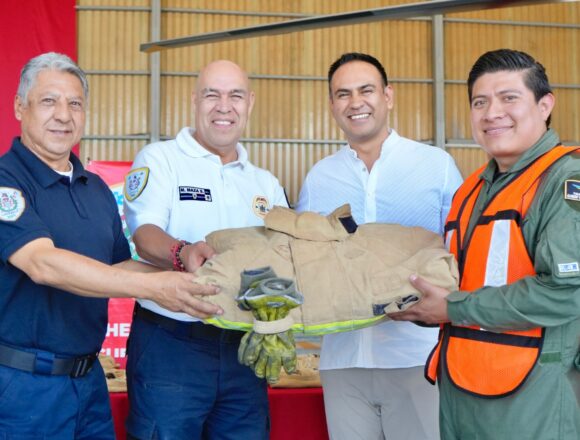 Entrega Gobierno del Estado equipos de protección contra incendios a elementos del Hangar Oficial