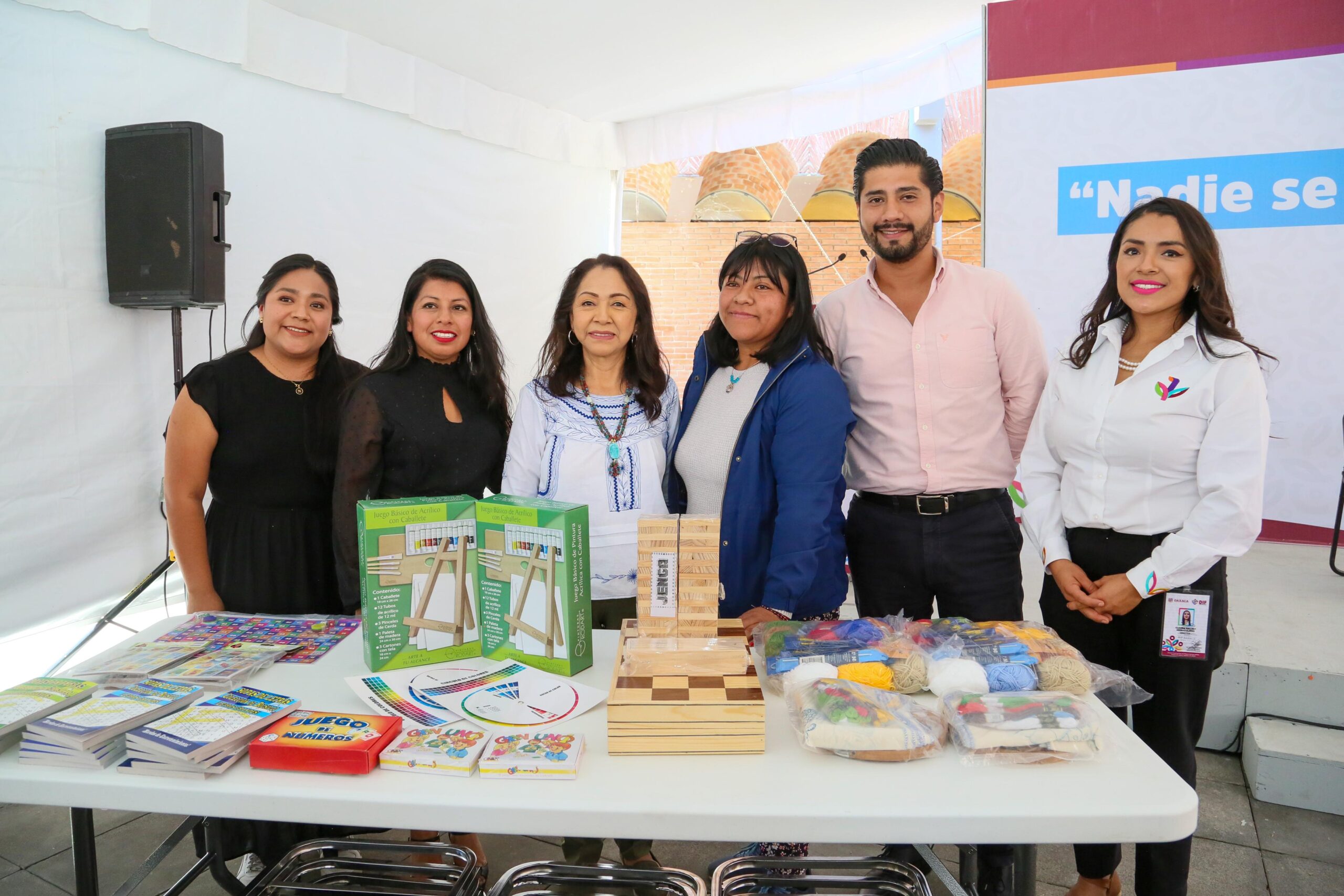 Entrega DIF Oaxaca kits de material para clubes de Personas Mayores