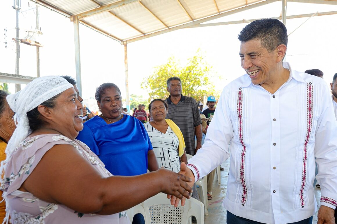 Recibe San Mateo Etlatongo inversiones en programas sociales y obra pública