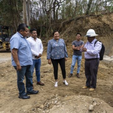 Gaby Díaz, Municipal de San Jacinto Amilpas, instruye el desazolve de los arroyos de la Municipalidad.