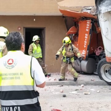 Trabajan en rescate y atención de personas involucradas en accidente en San Antonio de la Cal