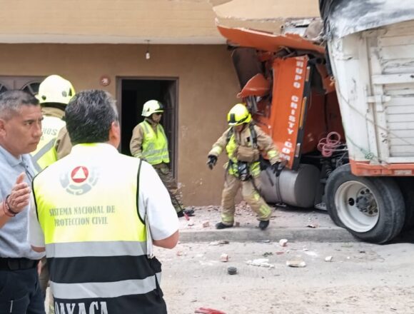 Trabajan en rescate y atención de personas involucradas en accidente en San Antonio de la Cal