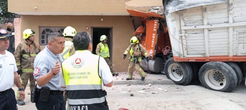 Trabajan en rescate y atención de personas involucradas en accidente en San Antonio de la Cal