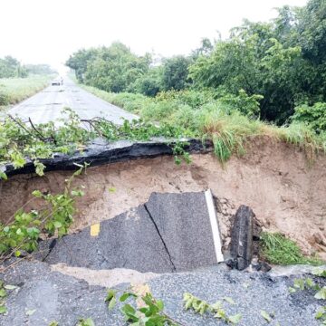 Cerrada circulación de la carretera federal 200, en límites de Oaxaca y Guerrero