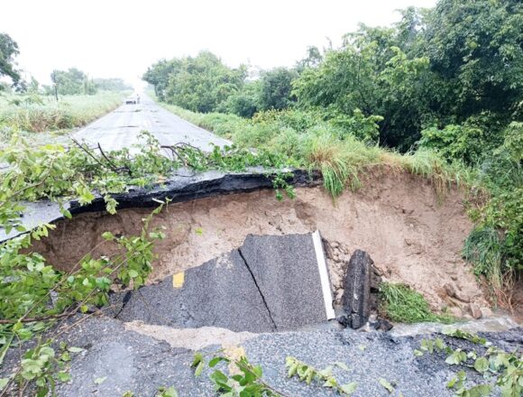 Cerrada circulación de la carretera federal 200, en límites de Oaxaca y Guerrero