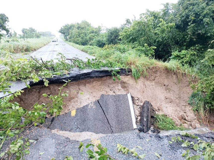 Cerrada circulación de la carretera federal 200, en límites de Oaxaca y Guerrero