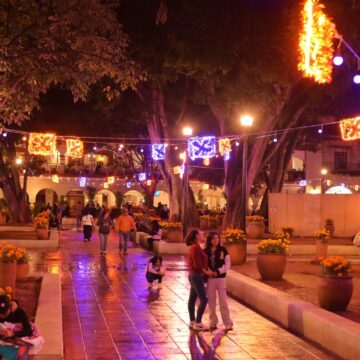 Con luminarias embellecen primer cuadro de la ciudad de Oaxaca previo a temporada de Muertos