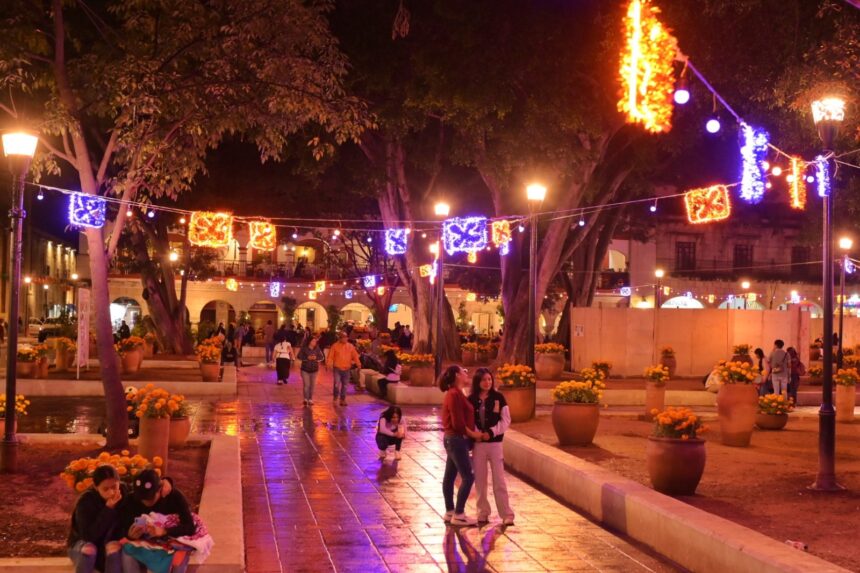 Con luminarias embellecen primer cuadro de la ciudad de Oaxaca previo a temporada de Muertos