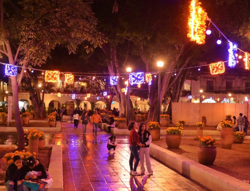 Con luminarias embellecen primer cuadro de la ciudad de Oaxaca previo a temporada de Muertos