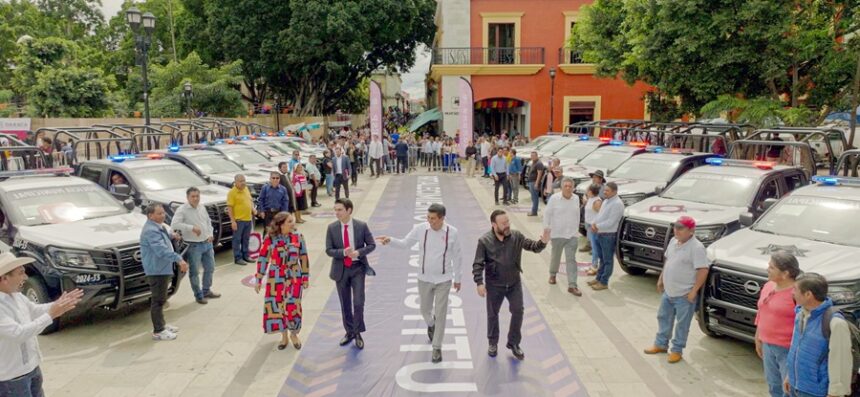 Dignifica Gobierno de Oaxaca labor policial en municipios con vehículos equipados