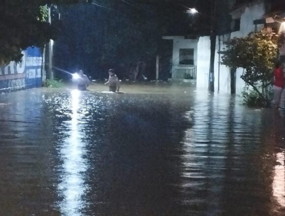 Evacúan a pobladores de la región del Istmo por desbordamiento del río Los Perros-1 Evacúan a pobladores de la región del Istmo por desbordamiento del río Los Perros