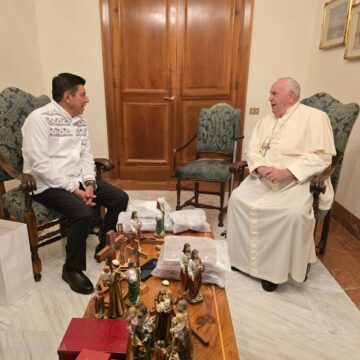 Se reúnen Gobernador Salomón Jara y Papa Francisco, dialogan sobre la transformación en Oaxaca