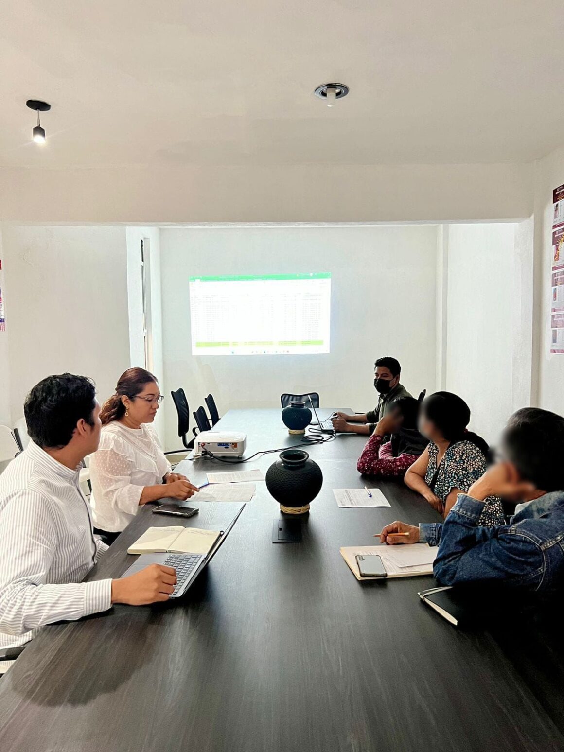 Se reúnen funcionarios del Gobierno de Oaxaca con familiares de Sandra Estéfana D. M.