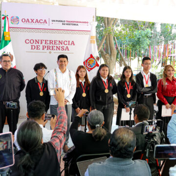 Reconoce Salomón Jara a bachilleres ganadores de medallas en el concurso internacional Infomatrix 2024