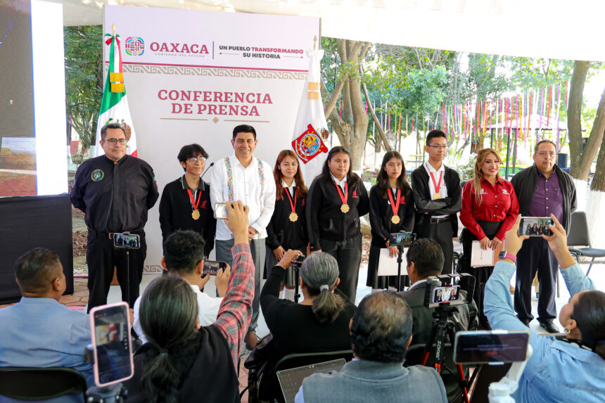 Reconoce Salomón Jara a bachilleres ganadores de medallas en el concurso internacional Infomatrix 2024