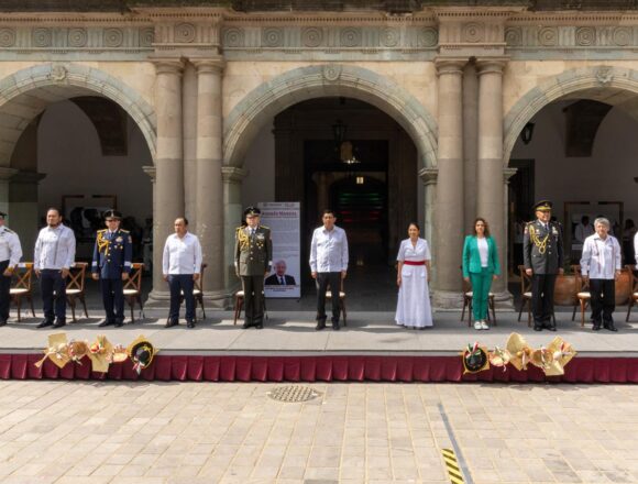GOBERNADOR-DESFILE CÍVICO MILITAR-1 Con fervor patrio familias oaxaqueñas disfrutan del Desfile Cívico Militar