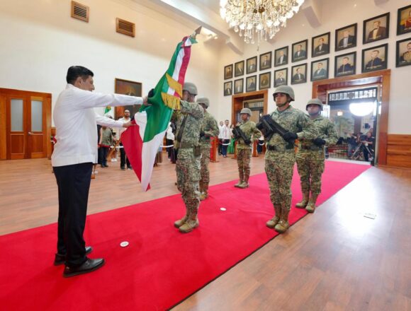 GOBERNADOR-GRITO DE INDEPENDENCIA-2 Oaxaca sigue aportando a la democracia, a la libertad y la justicia: Salomón Jara
