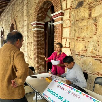 Periodistas de la Mixteca entregan documentación para su incorporación al Seguro Social