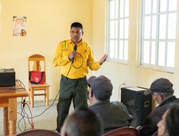 Capacita Coesfo sobre prevención de incendios forestales en la Sierra Sur