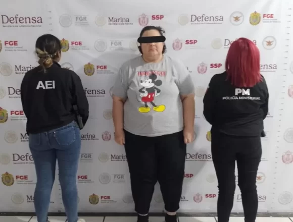 FB_IMG_1740588258320.jpg Fiscalía de Oaxaca en colaboración con el estado de Veracruz, ejecutan orden de aprehensión en contra de una mujer por Corrupción de menores y Equiparado a la violación agravada cometido en Loma Bonita
