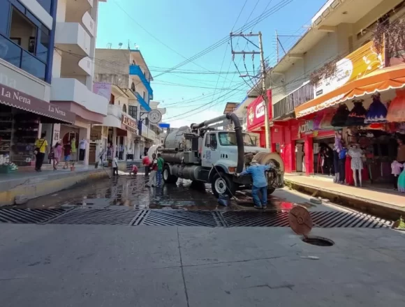 Atiende Ceabien drenaje sanitario en Santiago Pinotepa Nacional