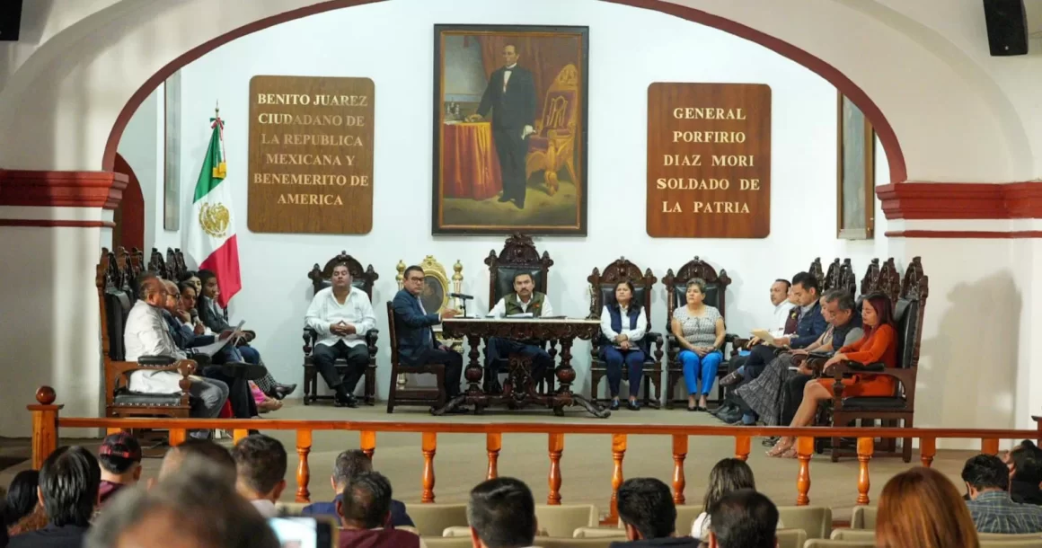 Cabildo de Oaxaca de Juárez sesiona y aprueba ocho dictámenes en cartera