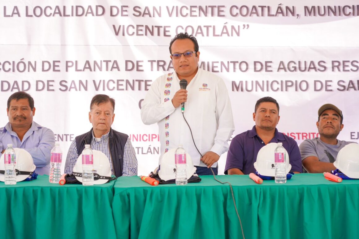 Pone en marcha Ceabien obras de infraestructura y saneamiento en San Vicente Coatlán
