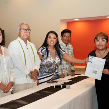 Entrega Sectur Oaxaca cédulas de certificación a servidores turísticos en Huatulco