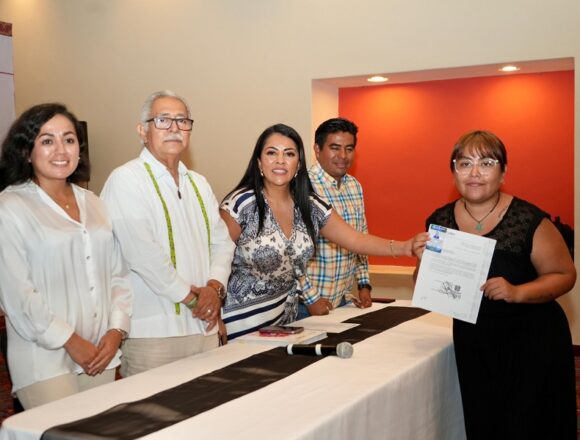Entrega Sectur Oaxaca cédulas de certificación a servidores turísticos en Huatulco