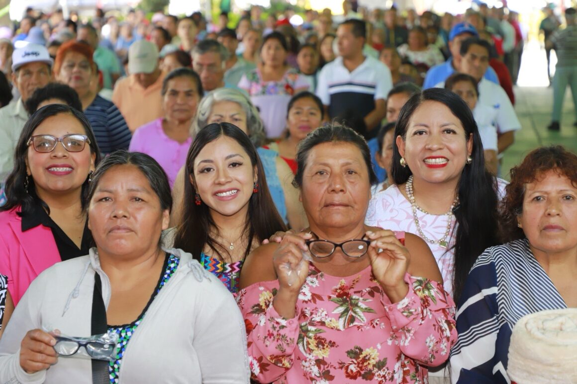 Xoxocotlán refuerza su compromiso social con la entrega de lentes para vista cansada