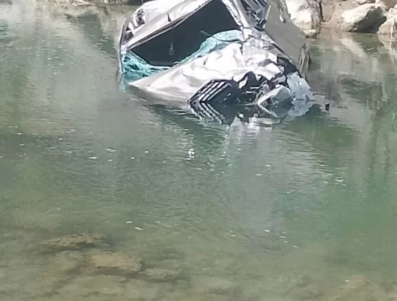 FB_IMG_1741977899999.jpg Trágico accidente en la Mixteca: vehículo cae al río Mixteco desde más de 100 metros