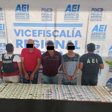 Fiscalía de Oaxaca detiene a tres personas en posesión de billetes falsos en la región de la Costa, fueron llevados ante FGR