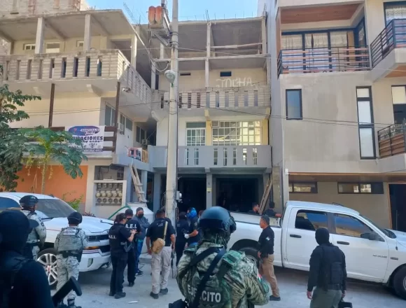Dan cumplimiento a orden de cateo en “Hospedaje Jocha”, como parte de las investigaciones por desaparición y homicidio de cinco personas originarias de Tlaxcala, operativo coordinado entre FGEO, DEFENSA, Marina, Guardia Nacional y Policía Estatal