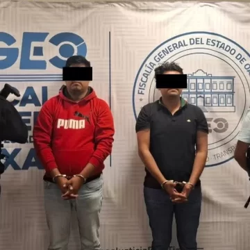 Detienen a agente del MP y comandante de la AEI por desaparición forzada en Huatulco.