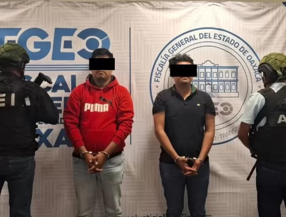 Detienen a agente del MP y comandante de la AEI por desaparición forzada en Huatulco.