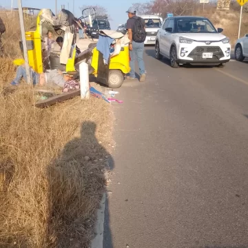Grave accidente en Tlaltinango, Etla: tres niños y un adulto resultan lesionados en choque entre mototaxi y Tsuru.