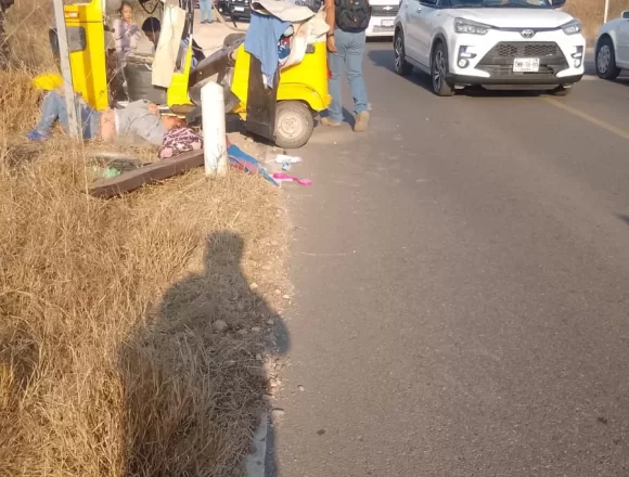 Grave accidente en Tlaltinango, Etla: tres niños y un adulto resultan lesionados en choque entre mototaxi y Tsuru.