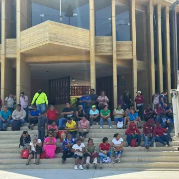 Trabajadores del Ayuntamiento de Salina Cruz protestan contra despidos y represión sindical.