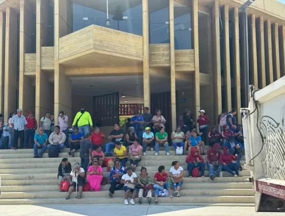 Trabajadores del Ayuntamiento de Salina Cruz protestan contra despidos y represión sindical.
