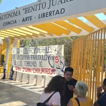 Integrantes de STEUABJO protestan en Rectoría por falta de respuesta sobre terrenos en San Juan Chilateca.