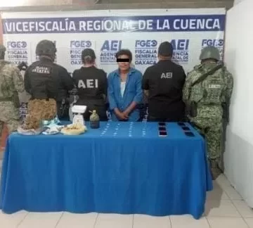 En doble cateo, Policía Estatal localiza presuntas drogas y armas en San Juan Lalana